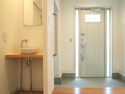 Entrance. The place went up the entrance, Installed hand-washing. Without the customer enters the family of the washroom, You can wash your hands. 