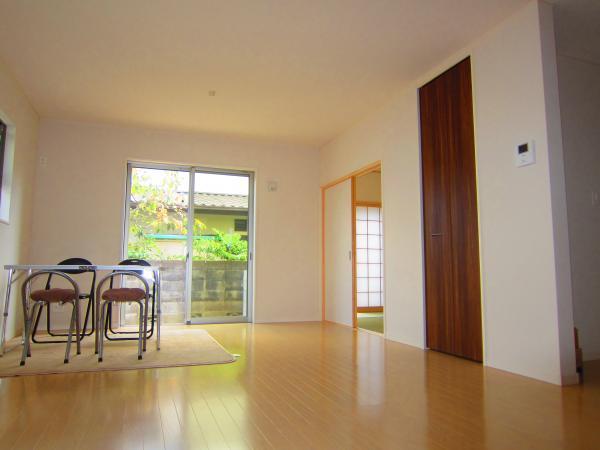 Living. Living and continued Japanese-style room