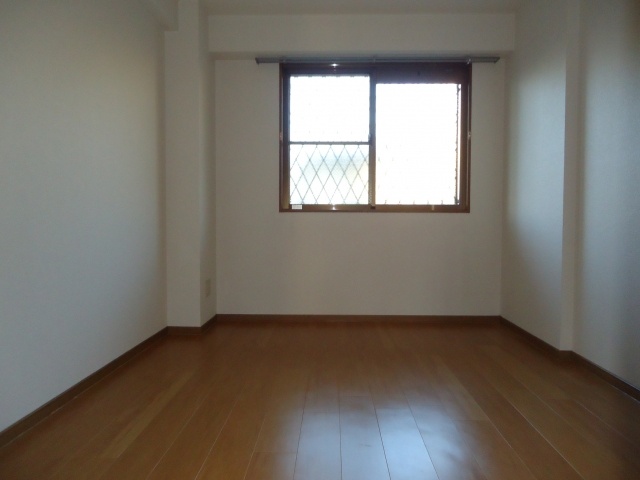 Living and room. Western-style is a photograph of 5.8 quires.