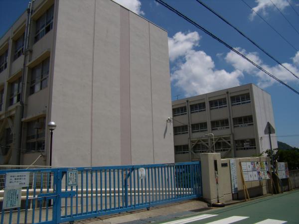 Primary school. Calamus 350m to East Elementary School