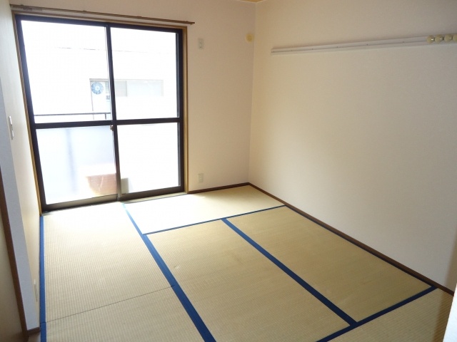 Living and room. Japanese-style room is a photograph of 6 quires.