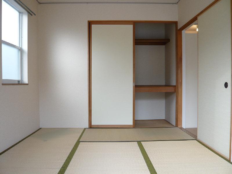 Living and room. Japanese-style room is a 6-tatami rooms.