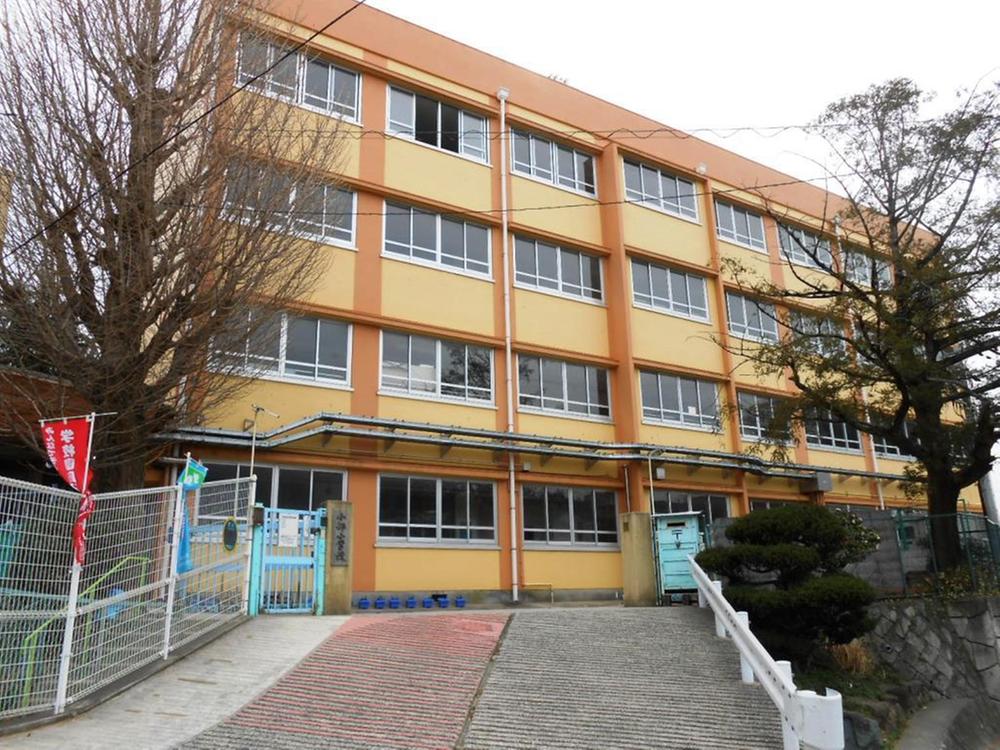 Primary school. 1300m to Kobe City small part Elementary School