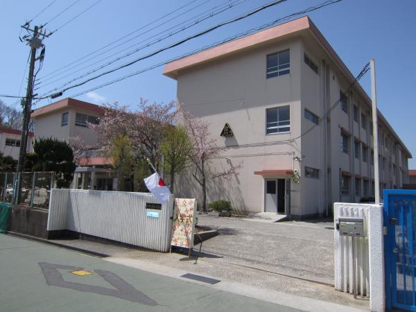 Primary school. Kobe Municipal tilapia 50m Kobe tilapia elementary school to elementary school