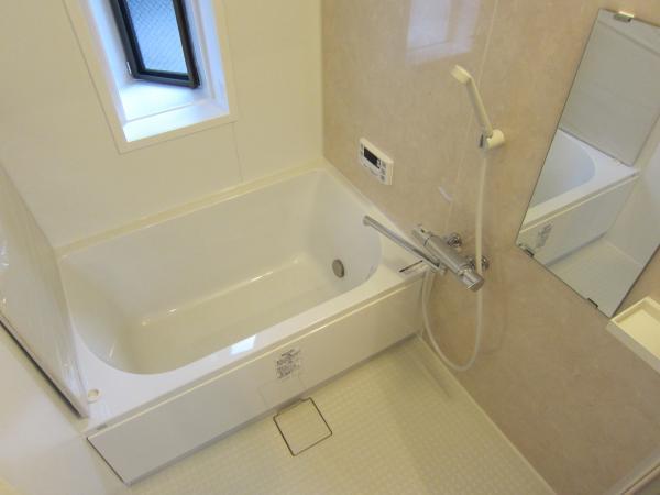 Bathroom. We equipment relationship all had made. kitchen, bath, Wash basin, toilet! You can immediately move!