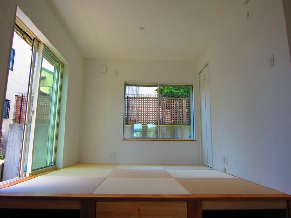 Non-living room. One step up the Japanese-style room! Sit You can also! It is a positive per Without satisfactory! 