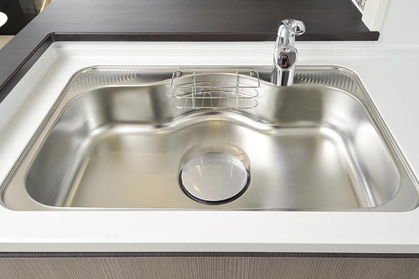 Kitchen.  [Quiet sink] Large wok also washable sink of room size, Quiet specification to keep the water splashing sound. detergent ・ Also provided convenient storage rack sponge is put (same specifications)