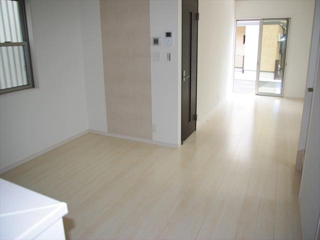 Living. Wide it is living! (A No. land)