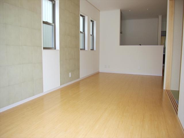 Living. Bright living! (B No. land)