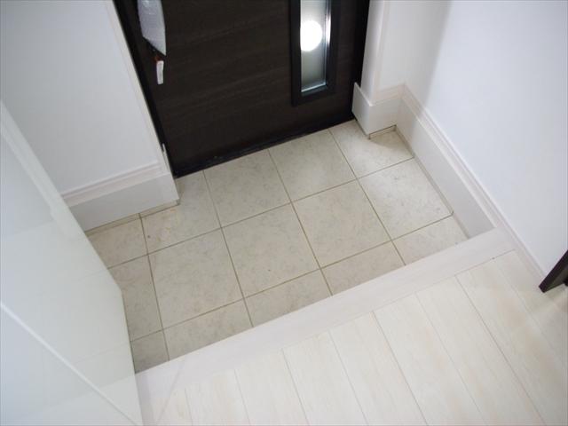 Entrance. Shoes is with a box! (A No. land)