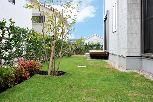 Garden. 11 minutes of standing by train from Sannomiya. On the site of 50 Tsubokoe that you can enjoy nature, Ya open living spaces, Large garden, Secure a parking space for 2 cars. 