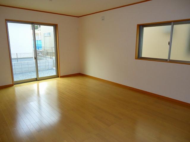 Living. Indoor (11 May 2013) Shooting South-facing bright living room is about 16 Pledge,  There are 6 Pledge Japanese-style room of the adjacent,  It can be used as an integral. 