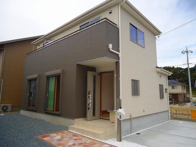 Local appearance photo. Local (11 May 2013) shooting corner lot, No difference in height between the road. 