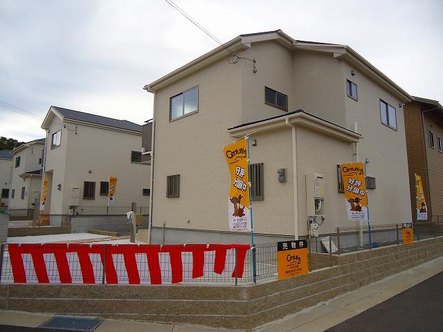 Local photos, including front road. Local (11 May 2013) Shooting It is a quiet residential area. 