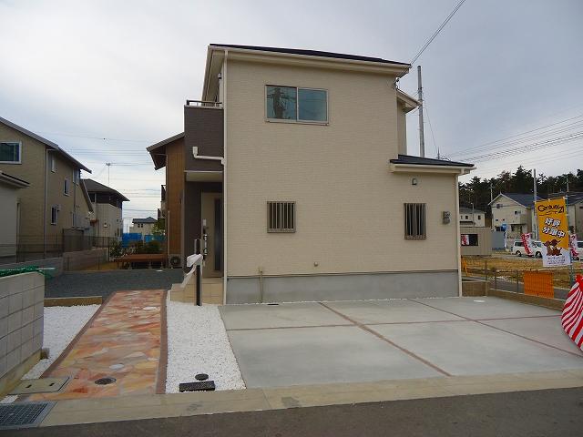 Local photos, including front road. Local (11 May 2013) Shooting There front road about 6m.  Garage two parallel parking possible! 