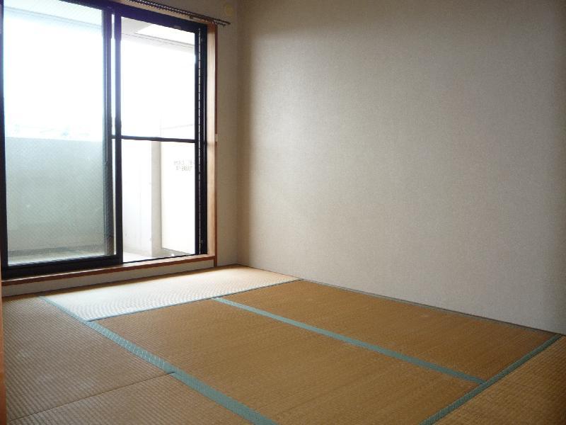 Living and room. South-facing Japanese-style room