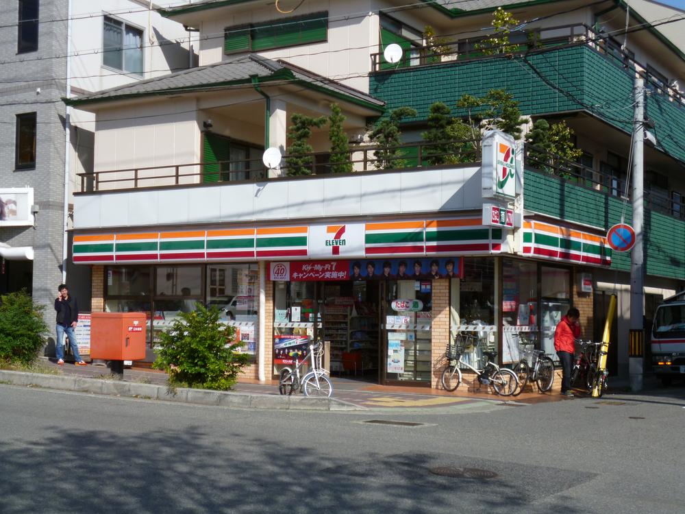 Convenience store. 80m until the Seven-Eleven Kobe Shinzaike Ekimae