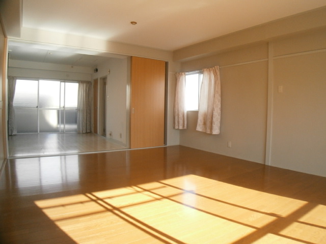Other room space. Layout any way you want, Spacious is 12 quires of Western-style.