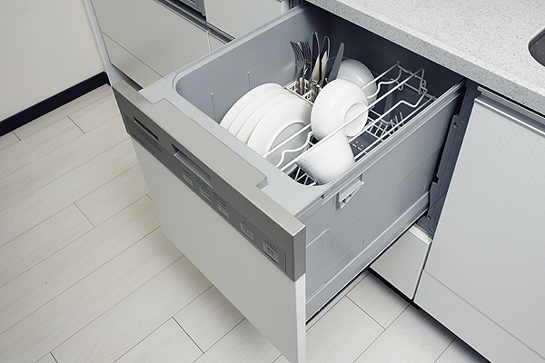 Kitchen.  [Dishwasher] It can be out the dishes in a comfortable position from the top, Slide type of dishwasher. Low-noise and energy-saving has been realized (same specifications)