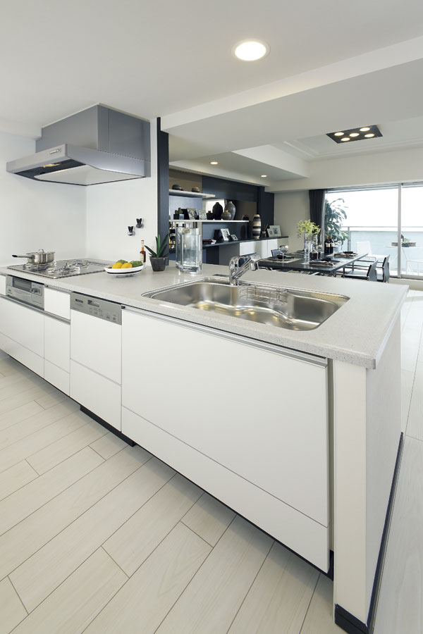 Kitchen.  [kitchen] As you spend any time also fun of everyday, Cooking while living ・ Adopt a face-to-face counter kitchen that can family and conversation of dining. Bright and airy comfortable You can also enjoy ( ※ )