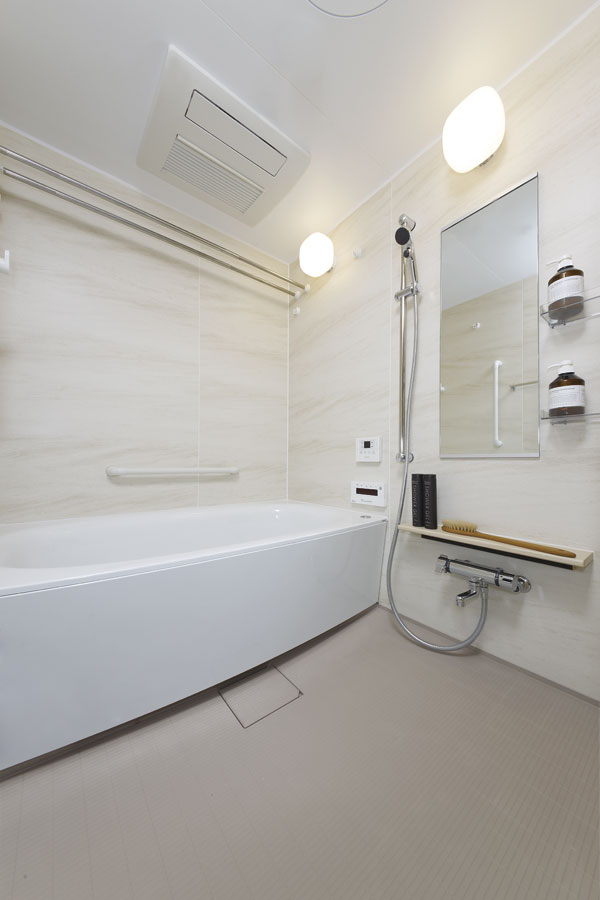 Bathing-wash room.  [Bathroom] So that comfortable bath time can enjoy, Space of the room, of course, Advanced features, including Otobasu, Design to relax the mood, And until the safety measures, such as a handrail, Meticulous attention has been exhausted ( ※ )