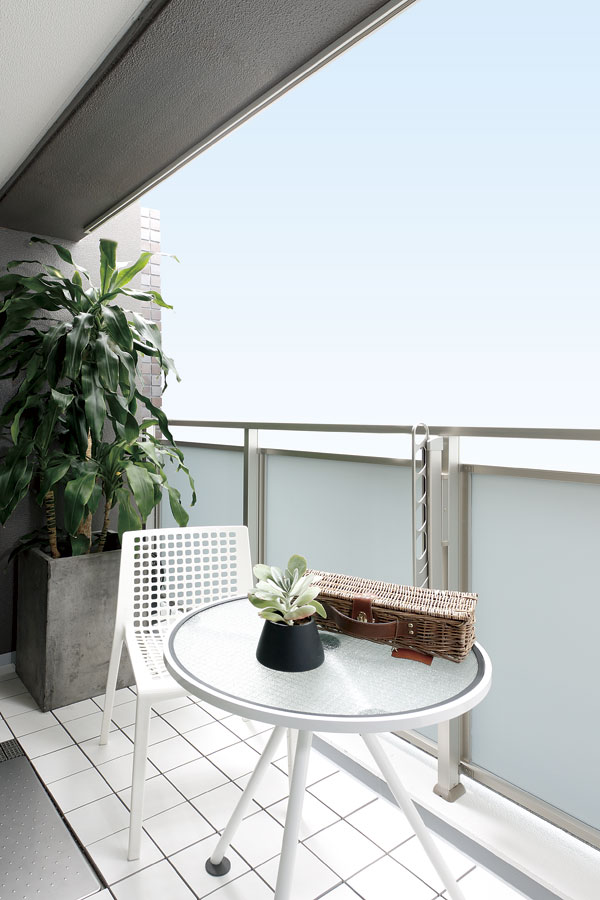 balcony ・ terrace ・ Private garden.  [balcony] Spend a tea time while feeling the nature of light and wind, And Dari do fun gardening, Exhilarating balcony life scene is spread has provided ( ※ )