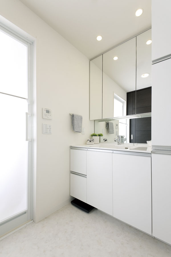 Bathing-wash room.  [bathroom] The wash room to produce a daily refresh time, Installed an impressive bathroom vanity clean full of simple design. Also substantial storage space, such as provided with the cabinet and the weight scale storage ( ※ )