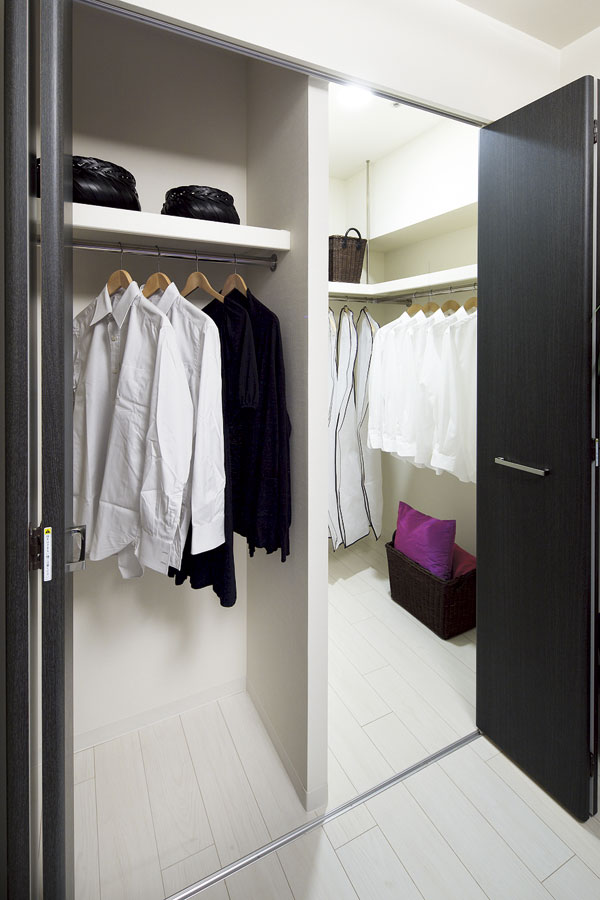 Receipt.  [Walk-in closet] Walk-in closet of a large capacity has been adopted to a wardrobe and a variety of life items can be plenty of organized ※ E1 ・ E2 type only (same specifications)
