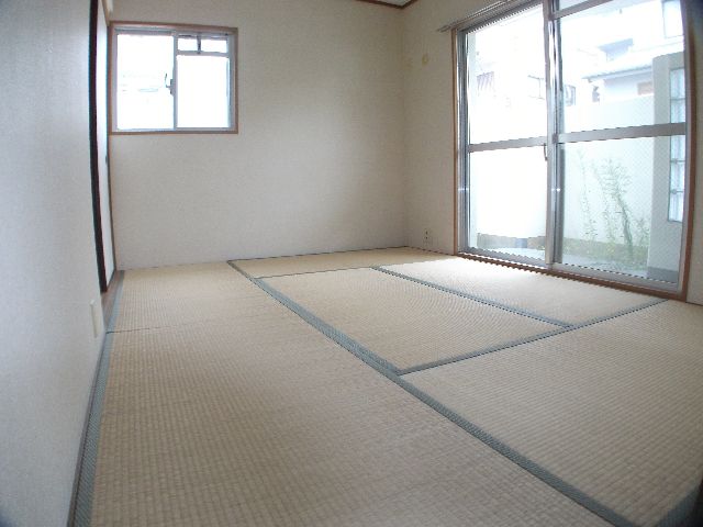 Other room space. Some warmth, It is slowly relaxing Japanese-style room.
