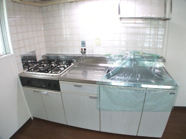 Kitchen. System Gasukitchin, There is a small window next to.