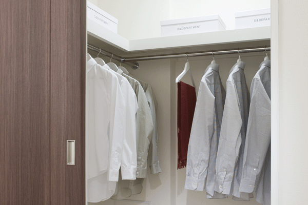 Receipt.  [Walk-in closet] Walk-in closet that can confirm the stored items at a glance is, Large-scale storage with the size of the room. In addition to the storage of a number of clothing, Drawer to feet and chest, You can put even shoe box (same specifications)