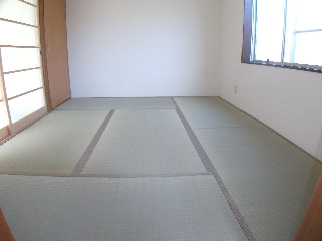 Other room space. It is also bright and pleasant 6 quires of Japanese-style room.