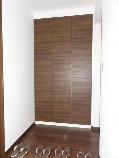 Entrance. Shoe box