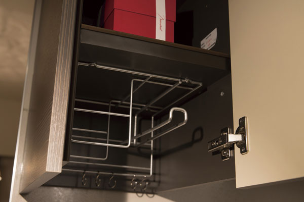 Kitchen.  [Kitchen hanging cupboard] Convenient hanging cupboard is provided in the housing, such as tableware and pot. Of kitchen paper and hanger type the lap holder was installed storage have been installed in a cupboard under suspension (same specifications)