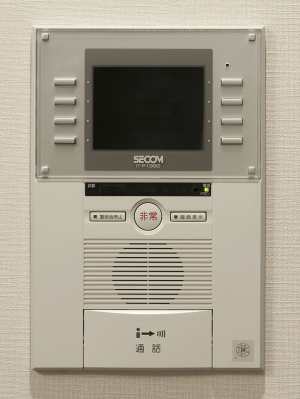 Security.  [Intercom with color monitor] Make sure the visitor in the color video and audio, Living the intercom with a color monitor that is capable of unlocking the auto lock of the entrance ・ Installed in the dining. It is with a recording function which can record the visitors in the absence (same specifications)