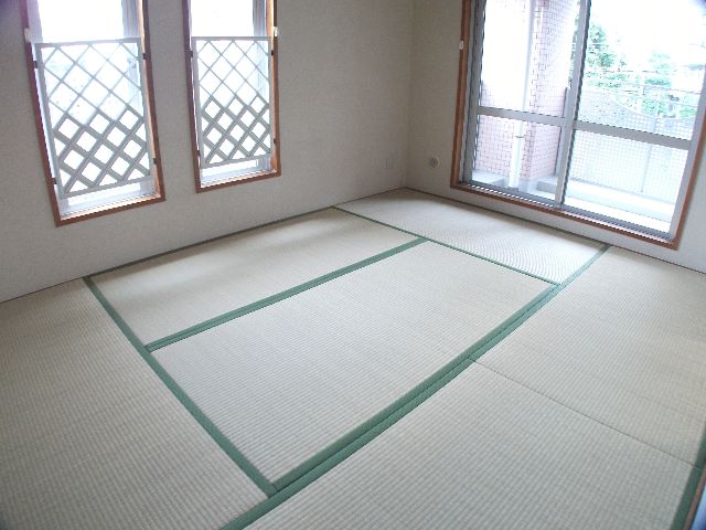 Other room space. Sunny, Stylish feel of the Japanese-style room.