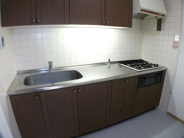 Kitchen. System kitchen. Dishes also comfortable in the wide space