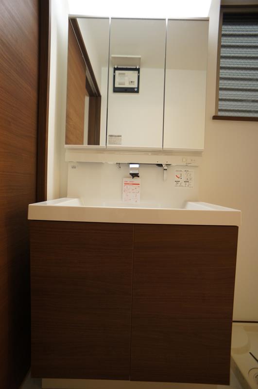 Wash basin, toilet