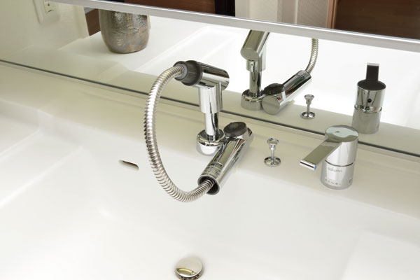 Bathing-wash room.  [Pull-out shower faucet] Functional mixing faucet that can be used to pull the spout. This is useful to shampoo and bowl of care (same specifications)