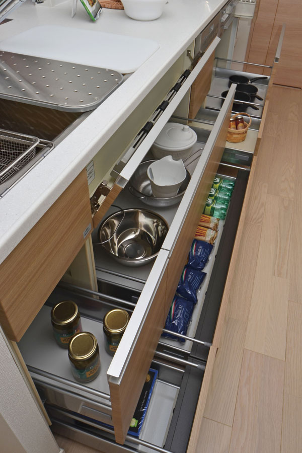Kitchen.  [Slide storage] Also adopted out easily sliding things back. Large pots and pans also can be stored in an orderly manner (same specifications)