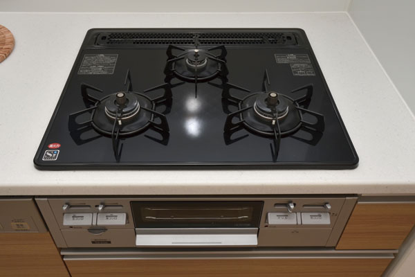 Kitchen.  [Glass top stove] Quickly wipe only easy to clean capable Si sensor stove even boil over so flat. Shiny design will enhance the aesthetics of the kitchen (same specifications)