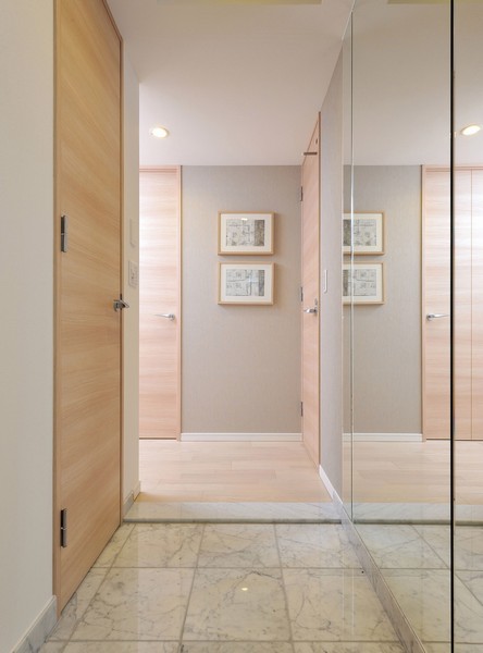 Produce a unified sense of space by using a natural marble in the foyer of Agarikamachi and floor. It finished in the Yingbin space that has been refined in quality as the face of the house. Shoes-in closet that can store plenty of shoes have also provided (some dwelling unit)