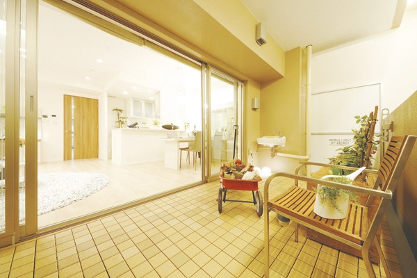 Other.  [Spacious balcony] In addition to the clothes drying place space, Gardening, etc., This space is also enjoyed as outdoor living (ER type model room ※ And spacious balcony, By the balcony facing the main opening, A ・ B ・ H ・ I type by shape, There is a part that is not be allocated)