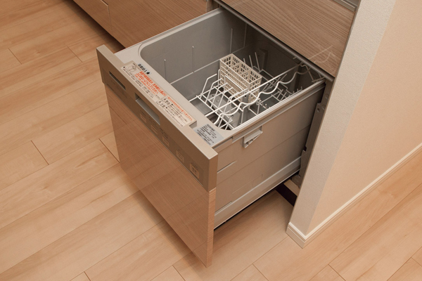 Kitchen.  [Dish washing and drying machine] It employs a slide type that can move the dish smoothly from being installed beneath the sink. Supports clean up after a meal (same specifications)