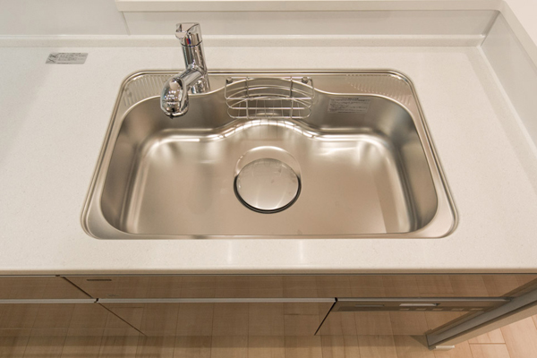Kitchen.  [Quiet sink] Also washable easier large wok, Adopt a wide sink of room design. It is quiet design to suppress the sound of water wings (same specifications)