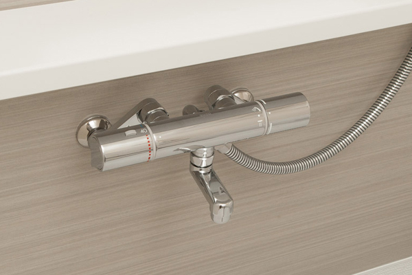 Bathing-wash room.  [Smart Thermo faucet] Simple shapes, such as horizontally extending bar. This design eliminates the extra uneven. With a projection on the back of the operating unit, Finger has been the operation is likely to devise hanging (same specifications)