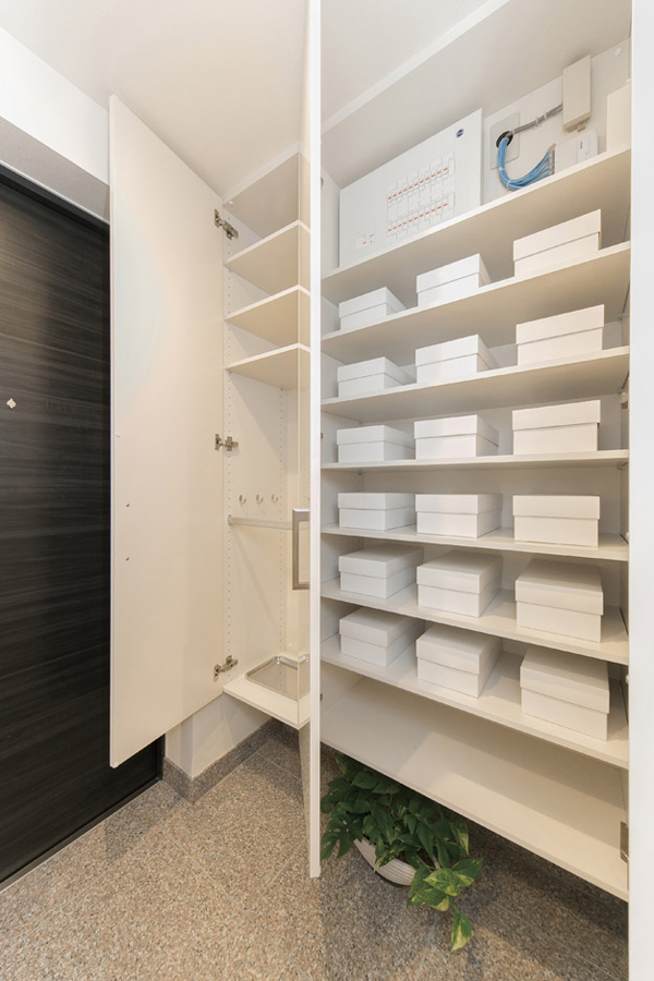 Receipt.  [Footwear input] Footwear input of wall type with a rich storage capacity. It changed the height of the shelves, It can be stored without boots, such as also to the original shape (same specifications ※ H type is available with shoes-in closet)