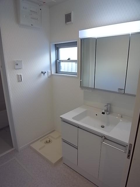 Wash basin, toilet. 1st floor