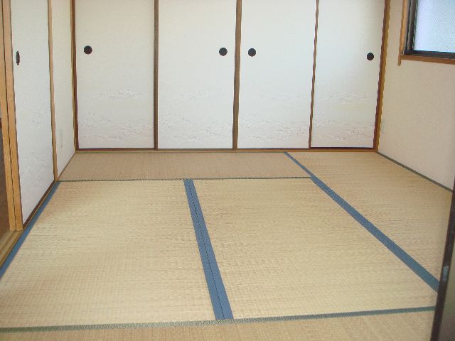 Living and room. I think you calm the Japanese-style room