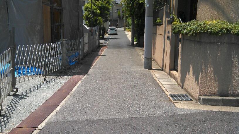 Local photos, including front road. ■ Frontal road